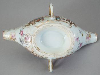 SÅSSNIPA SAMT TALLRIK. Porslin, Kina, Qianlong (1736-95).