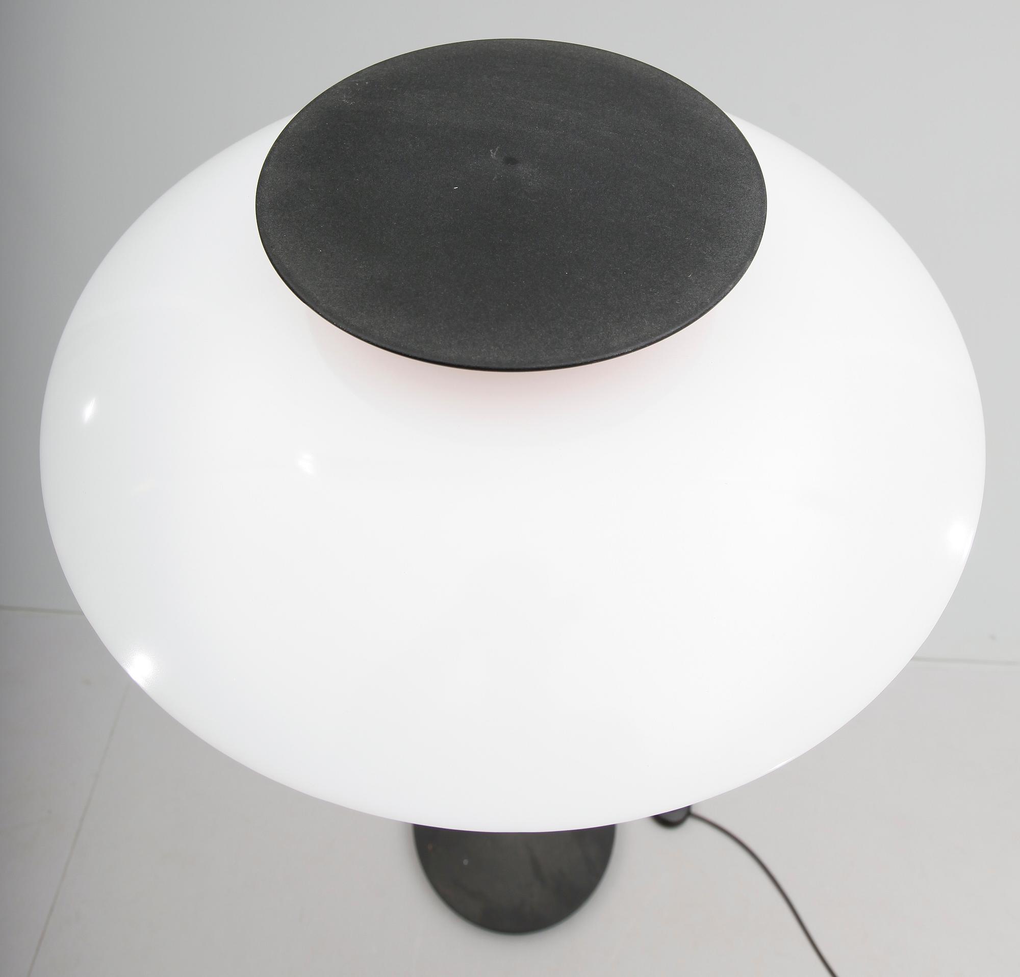 GOLVLAMPA, PH-80, Poul Henningsen för Louis Poulsen.