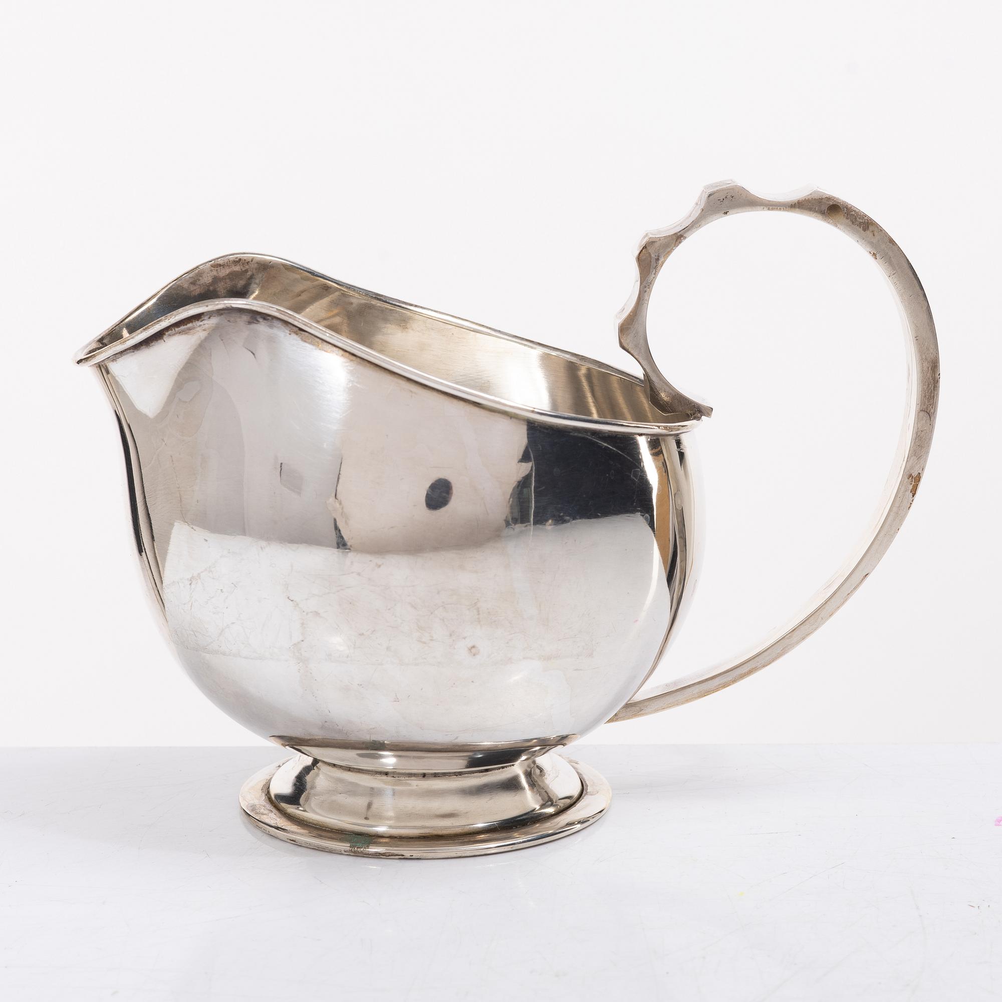 Såskanna, silver, Nordisk Silverkonst, Helsingborg 1947 samt såssked Johan Wahlström, Jönköping 1835.