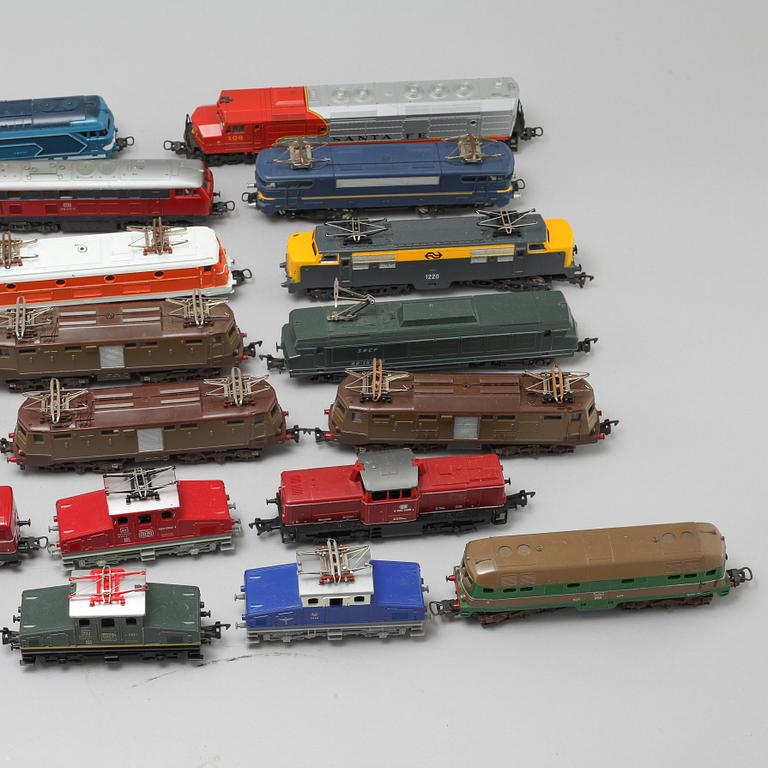 33 model locomotives by Lima, Italy, from the latter half of the 20th century.