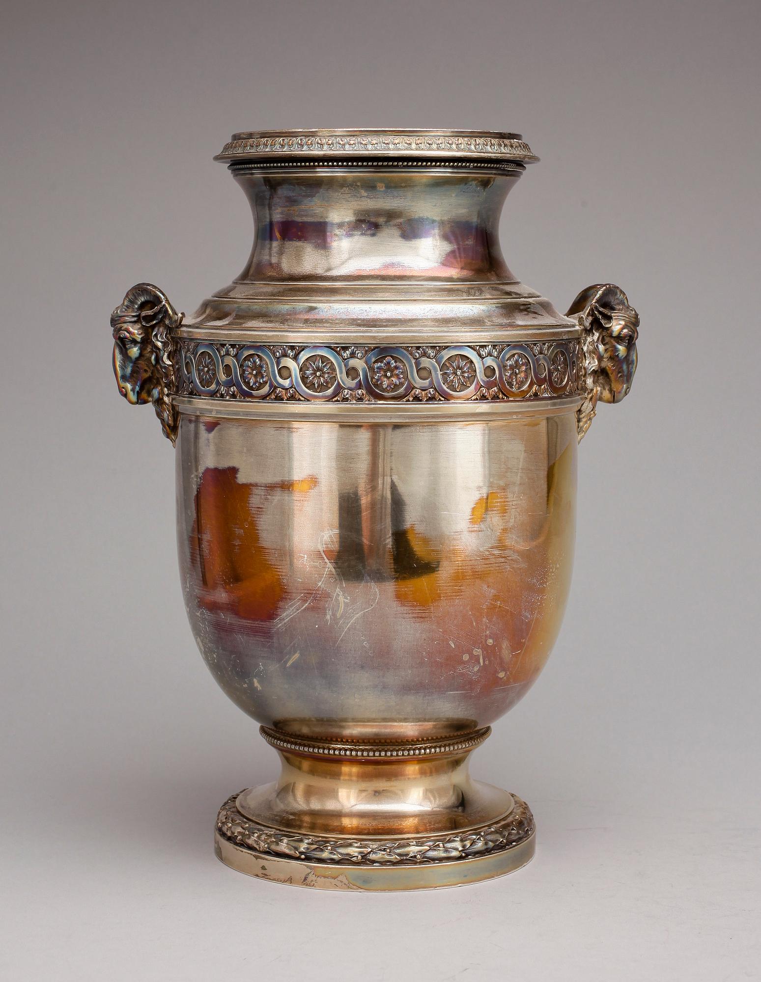 VAS / VINKYLARE, silver, A. Risler & Carré, Paris, Frankrike. 1900-talets början. Vikt ca 1577 g.