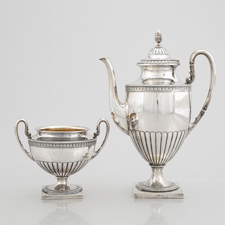 Kaffekanna samt sockerskål, silver, empirestil, GAB, Stockholm 1898-99.