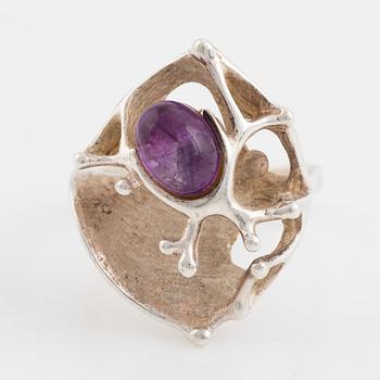 Ring, Juhls, silver med cabochonslipad ametist, Norge.