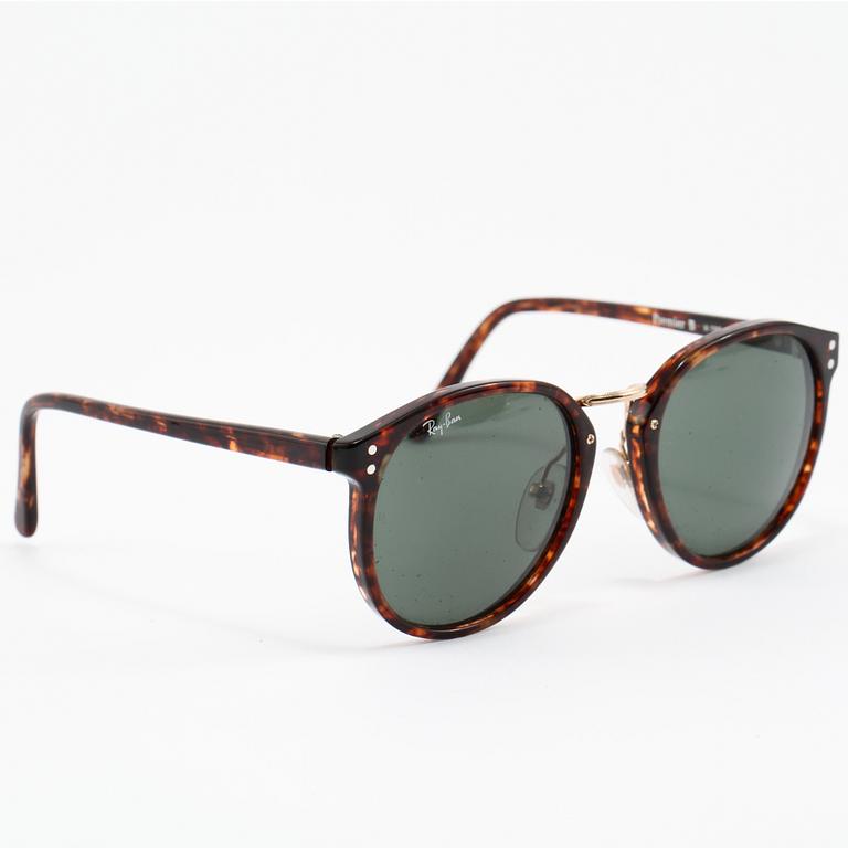SOLGLASÖGON, 2 st, "Gatsby Dlx Style 1" samt "Premier B", Ray Ban, 1900-talets fjärde kvartal.