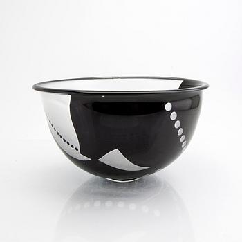 Klas Göran Tinbäck, a signd and dated 80 glass bowl.