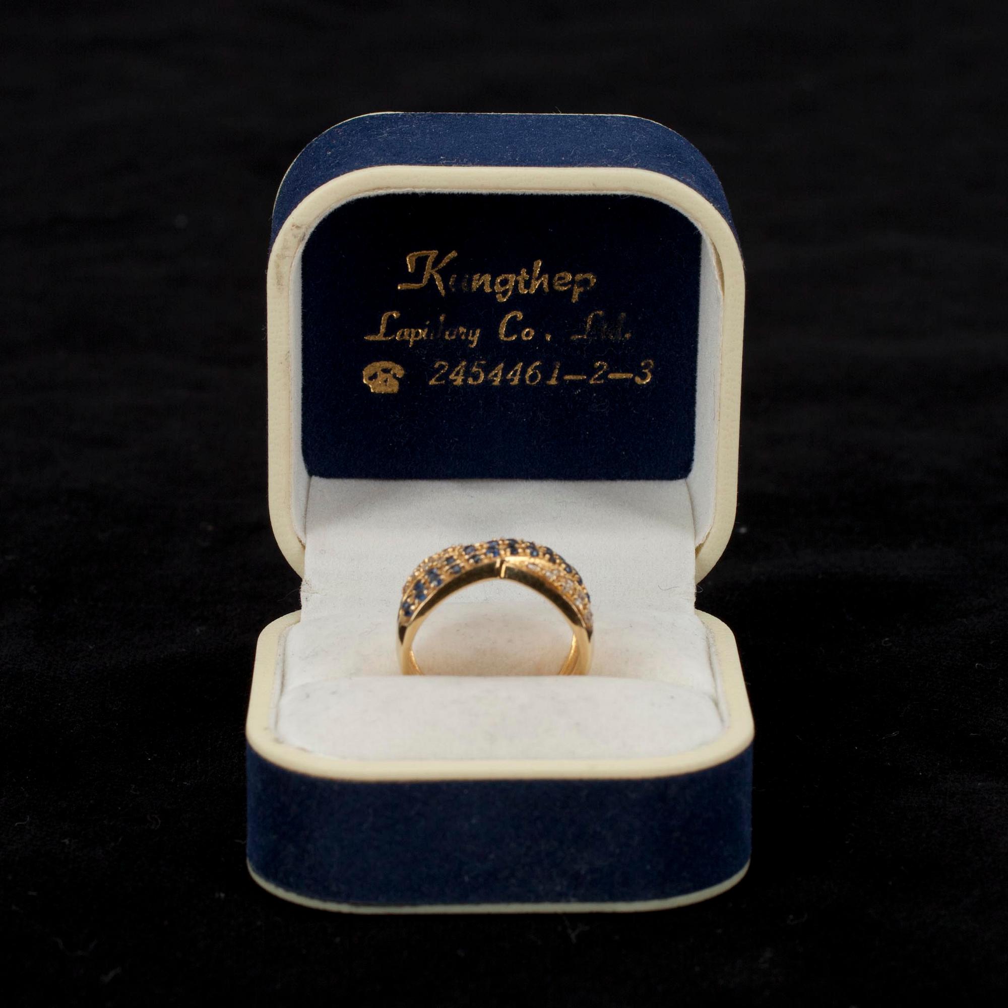 RING, guld 18K, små diamanter och safirer. Vikt 4,3 gr.