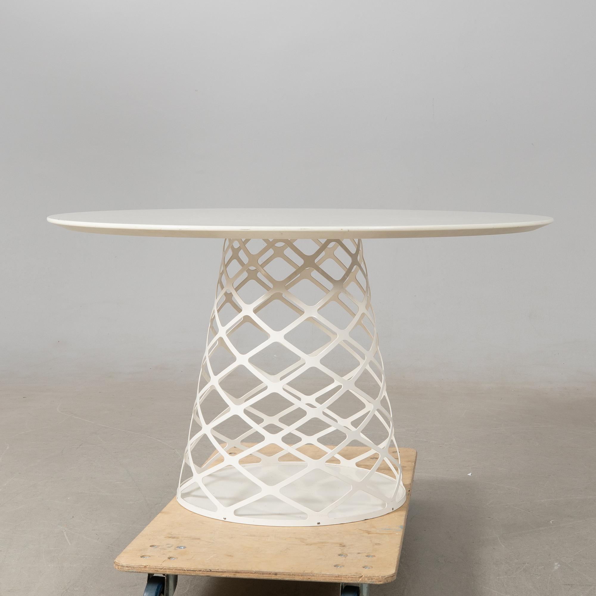 Paul Leroy matbord "Aoyama" för Gubi Danmark modern tillverkning.