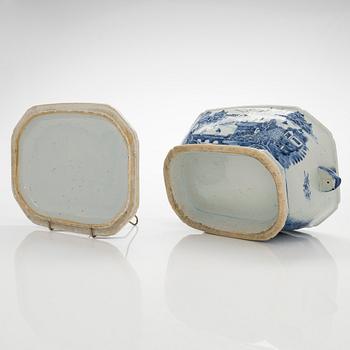 A blue and white tureen with cover and a dish, Qing dynasty, Qianlong (1736-95).