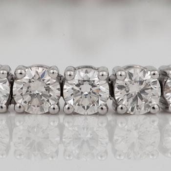 A brilliant-cut diamond bracelet. Quality circa H/VS, total gem-weight 11.42 cts accordning to engraving.