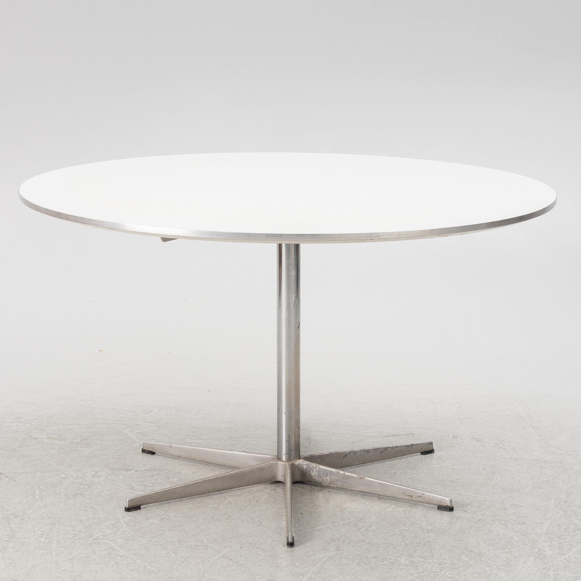 Arne Jacobsen, matbord, "Cirkulär / B825", Fritz Hansen, Danmark.