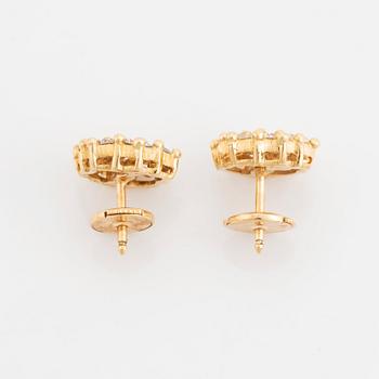 Buccellati ett par örhängen 18K guld med runda briljantslipade diamanter.
