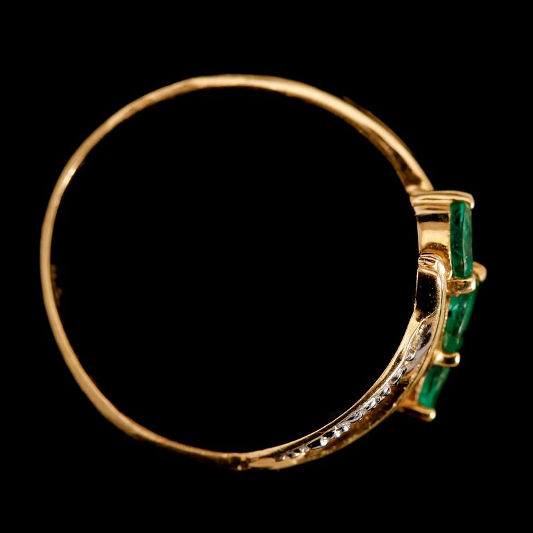 RING, 18 k guld, briljanter samt smaragder.