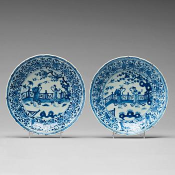 A pair of blue and white dishes, Qing dynasty Kangxi (1662-1722).