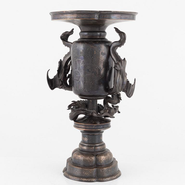 A Japanese bronze censer, Meiji (1868-1912).