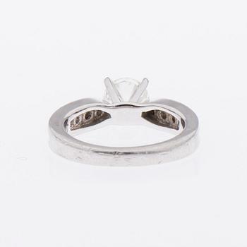 RING, briljantslipade diamanter, platina.