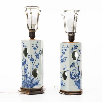 Bordslampor/lyktor, ett par, porslin. Sen Qingdynasti.