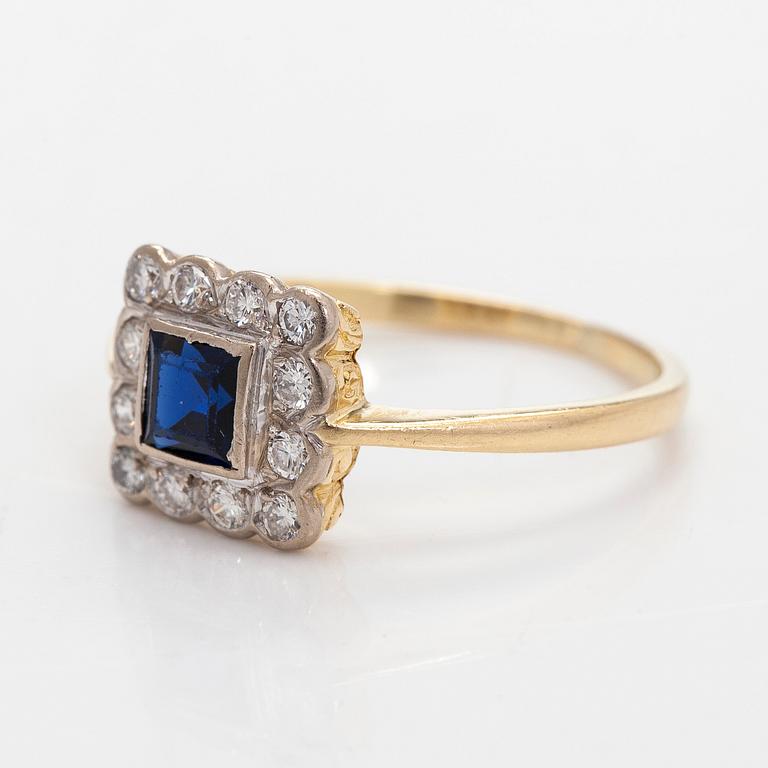 Ring, 18K guld, safir och briljantslipade diamanter, England.