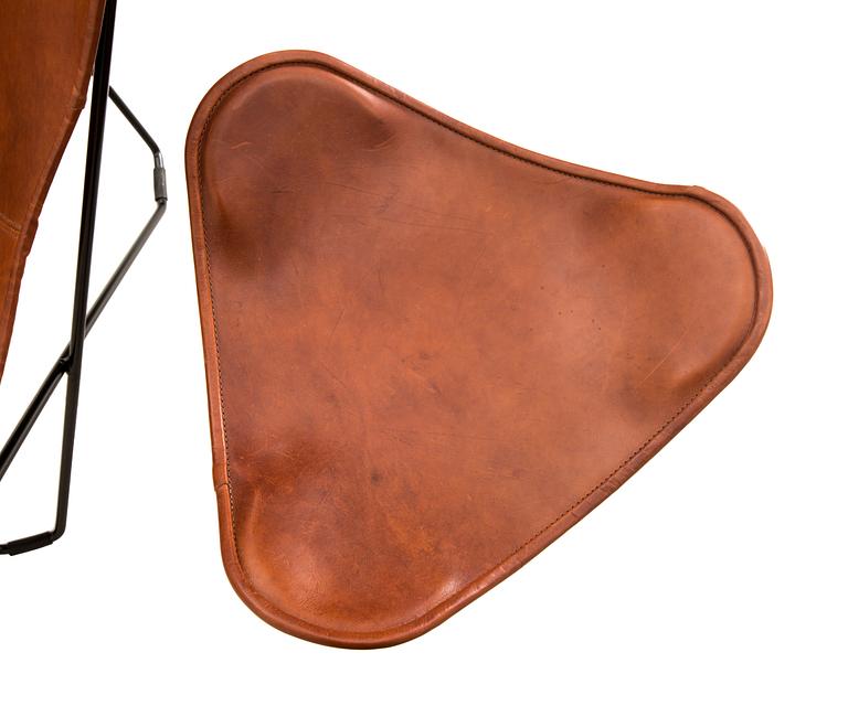 FÅTÖLJ med FOTPALL, sk "Fladdermusfåtölj", säljes till förmån för Barncancerfonden.