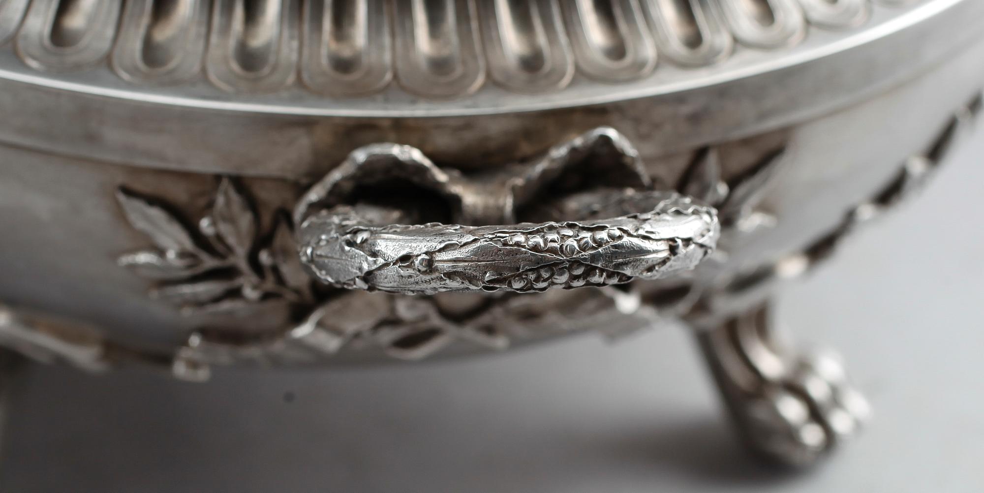 TERRINER, 1 par, silver, gustaviansk stil, stämplar Fallon, Belgien, omkring år 1900. Vikt ca 2340 g.