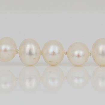 HALSBAND, med odlade sötvattenspäror och hjärtformad förgyllt silver lås.