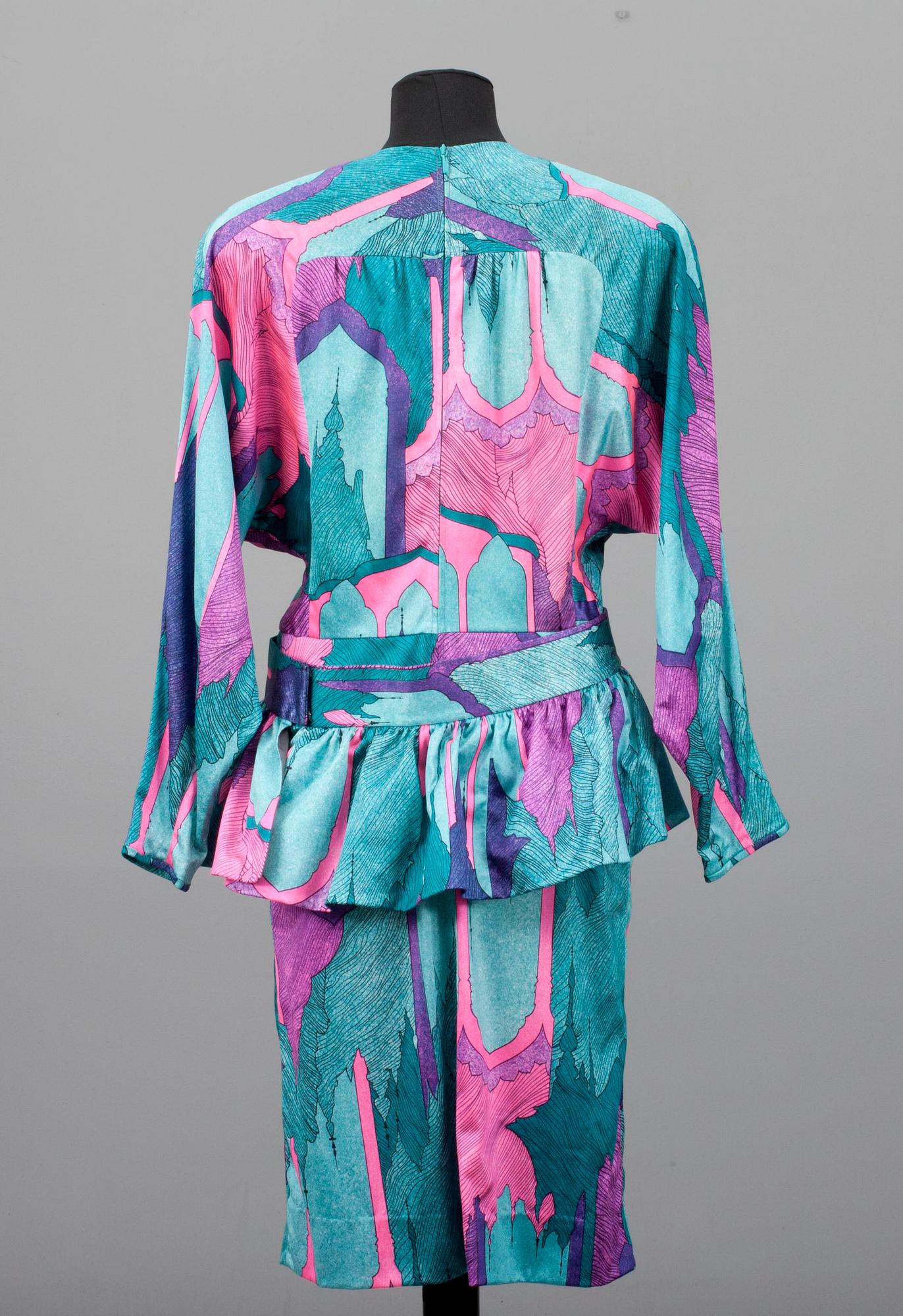 KLÄNNING, enligt uppgift Emilio Pucci.