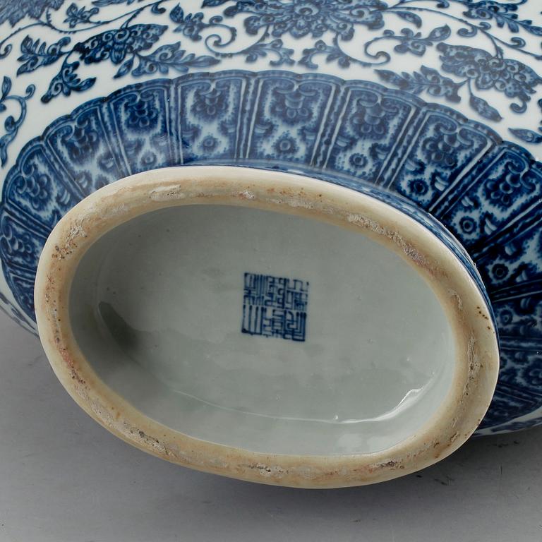 PILGRIMSFLASKA, porslin, Kina 1900-tal, modern tillverkning.