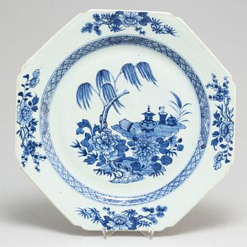 A blue and white serving dish, Qing dynasty, Qianlong (1736-95).