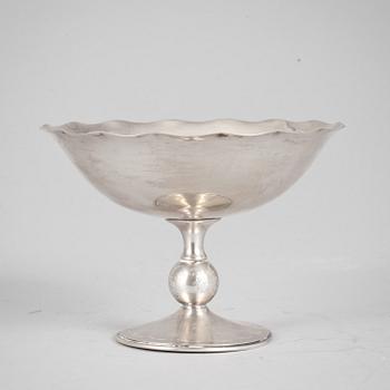 SKÅL PÅ FOT, silver. C.G Hallberg, Stockholm, 1925. Vikt ca 142 g.