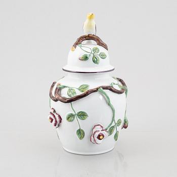 Urna med lock, flintgods, rokokostil, Rörstrand, 1900-talets första hälft.