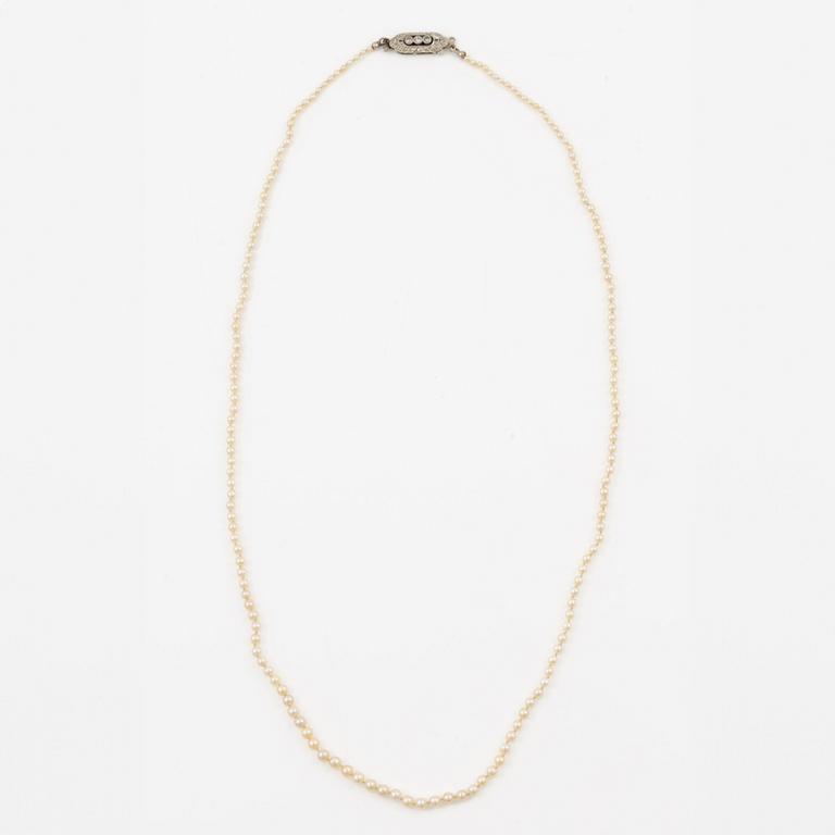 Pearl necklace, graduated pearls, clasp in 18K white gold with small diamonds.