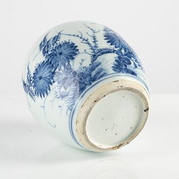 A Chinese blue and white porcelain jar woth wooden cover, Qing dynasty, 18th century.