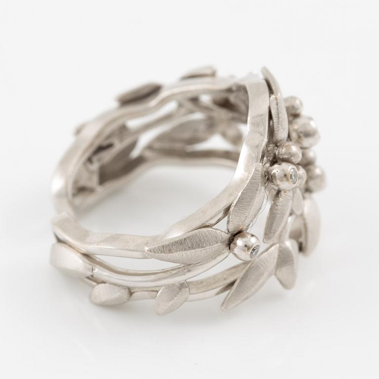 Ole Lynggaard, ring, "Spring", 18K white gold with round brilliant-cut diamonds.