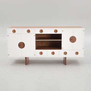 Josef Frank, sideboard, modell 2137, Firma Svenskt Tenn, samtida produktion.