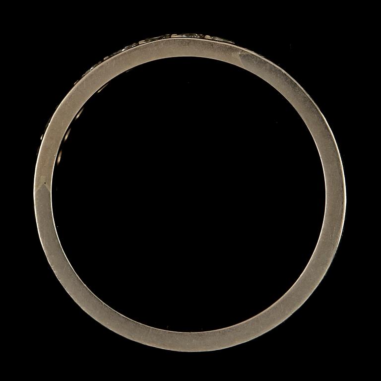 RING, 18k vitguld med 8 briljantslipade diamanter, ÖRN, Göteborg, 1969. Vikt 3 g.