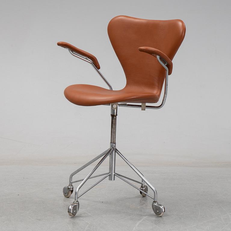 Arne Jacobsen, skrivbordsstol, "Sjuan", formgiven 1955.