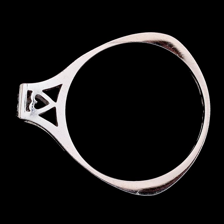 RING, 18 k vitguld, Alton, 1964, med briljantslipad diamant. Total vikt ca 2 gram.