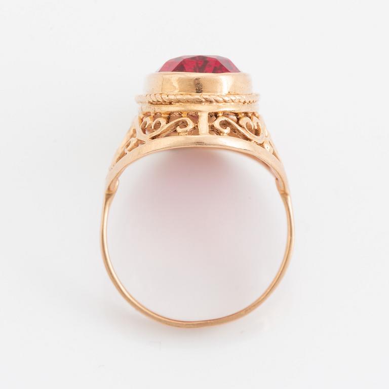 Ring, guld med syntetisk rubin.