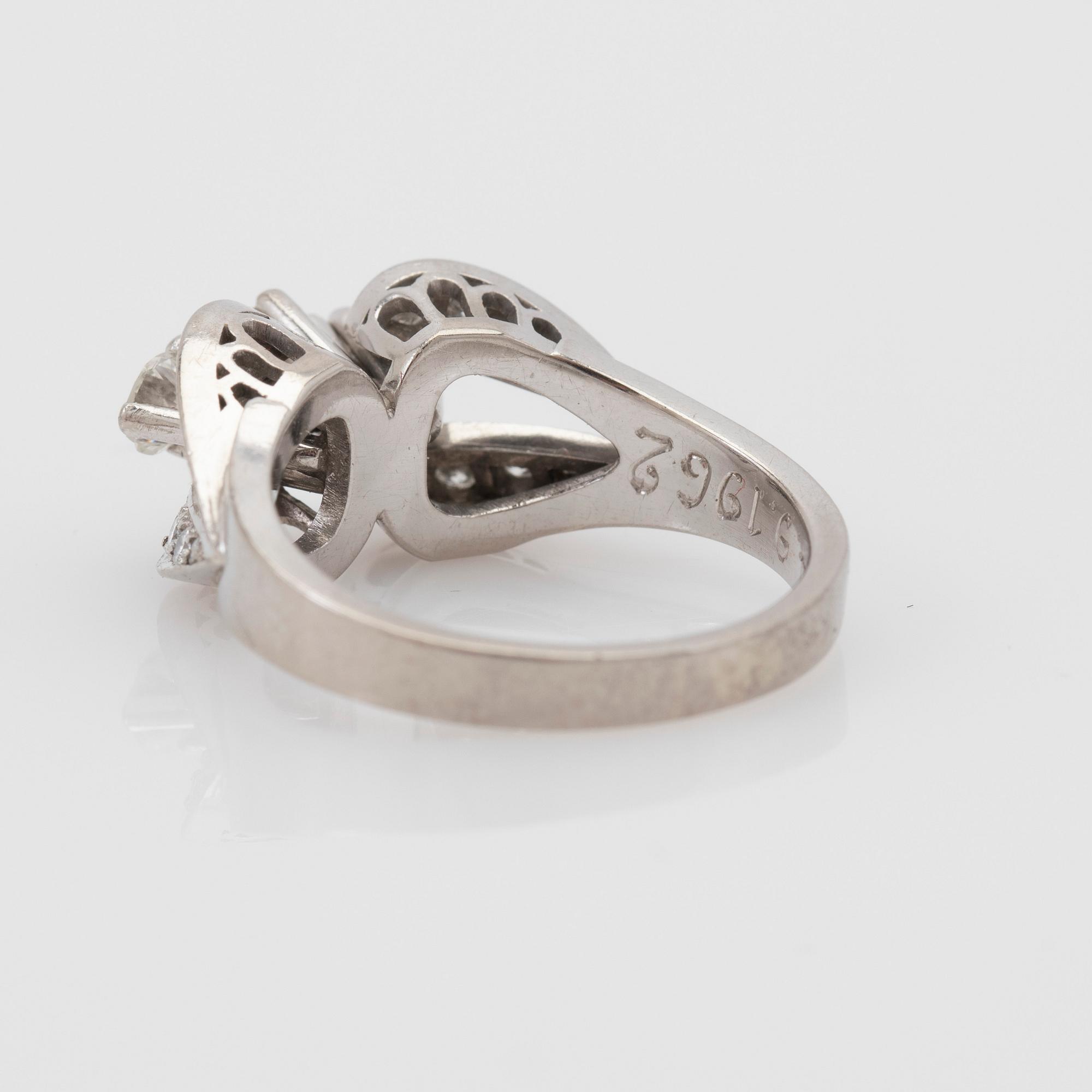 Ring, 18k white gold with brilliant-cut diamonds.