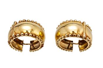 452. A PAIR OF GOLDEN EARRINGS.