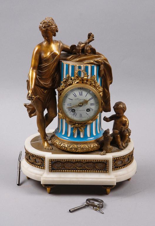 BORDSPENDYL. Louis XVI-stil, 1800-tal. urtavlan märkt: Nepveu, Paris samt Sevrés liknande märke.