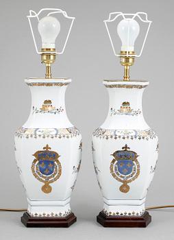 BORDSLAMPOR, ett par, porslin, sannolikt Frankrike, 1900-tal.