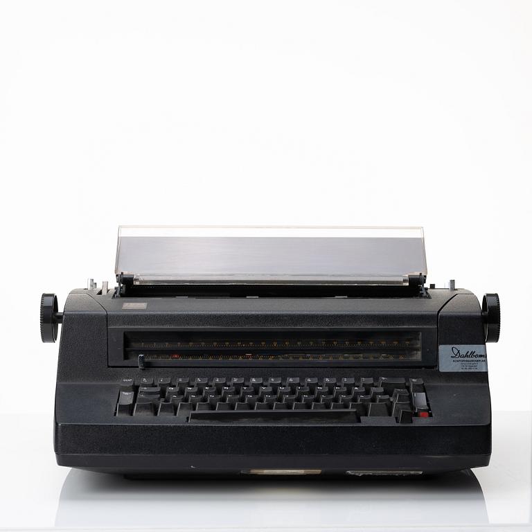 Skrivmaskin, IBM Selectric Typewriter 670X samt fotografi, Mikael Jansson.