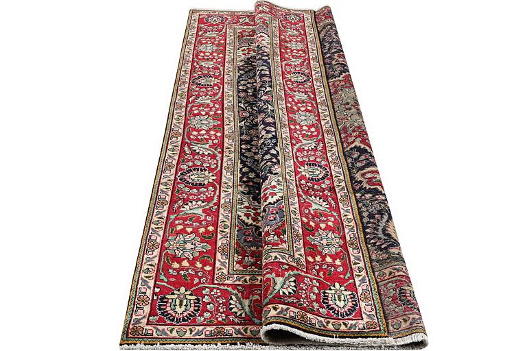 A Mahal carpet, c. 296 x 197 cm.