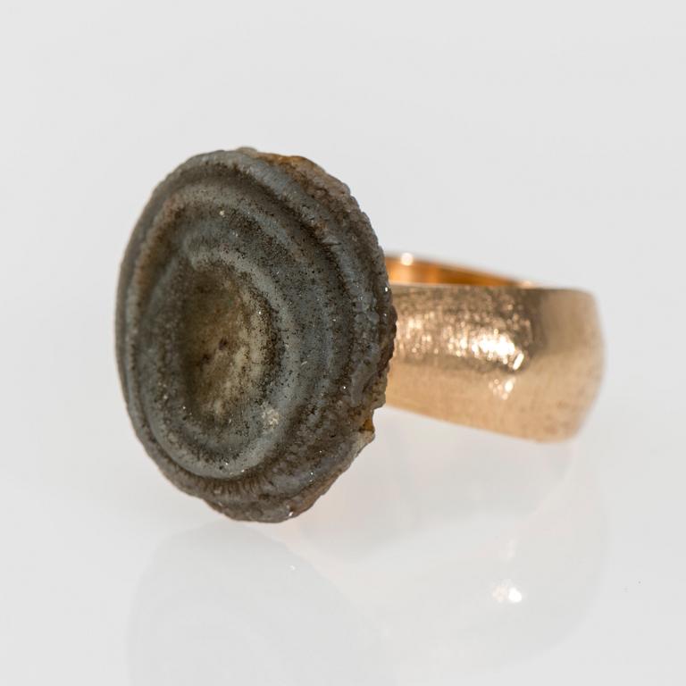 RING, 14K guld, oslipad sten. Matti Hyvärinen, Sirokoru 1963. Vikt ca 13,1 g.