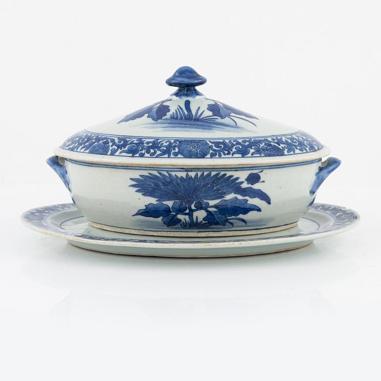 A Chinese blue and white tureen, early 20th Century.