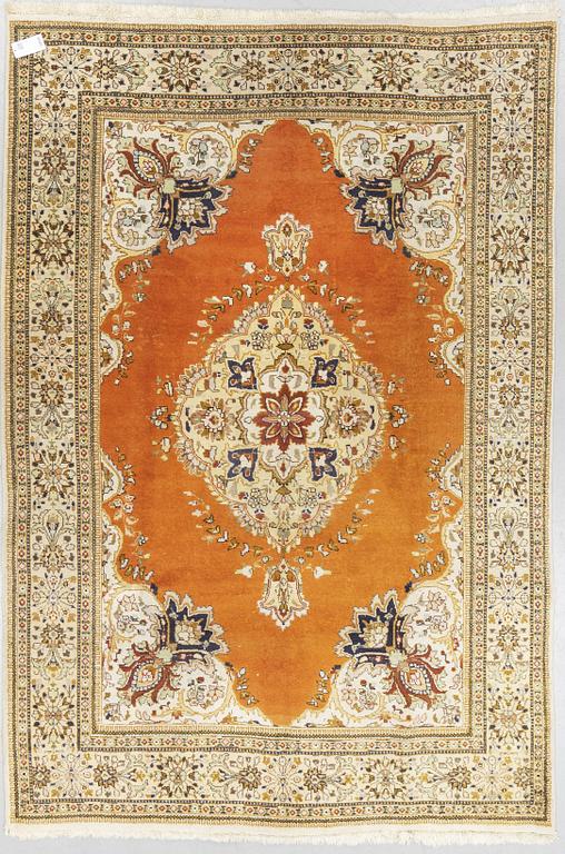 Matta, old,  täbris, möjligen tabatabai, ca 273 x 182 cm.