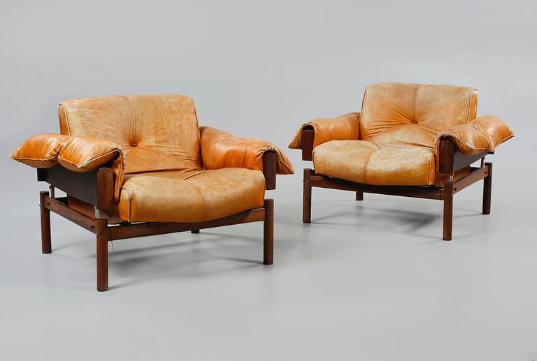SOFFA SAMT FÅTÖLJER, ett par, "MP 13", Percival Lafer, MP Lafer, omkring 1970. CITES-intyg medföljer.