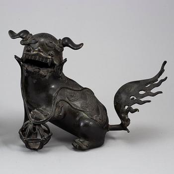 Two bronze figures of a buddhist lion, late Qing.