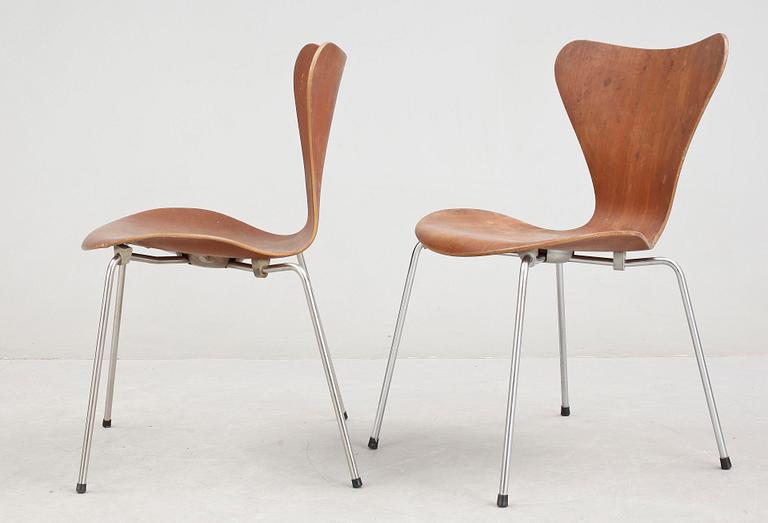 STOLAR, 2 st, "Sjuan", Arne Jacobsen för Fritz Hansen.