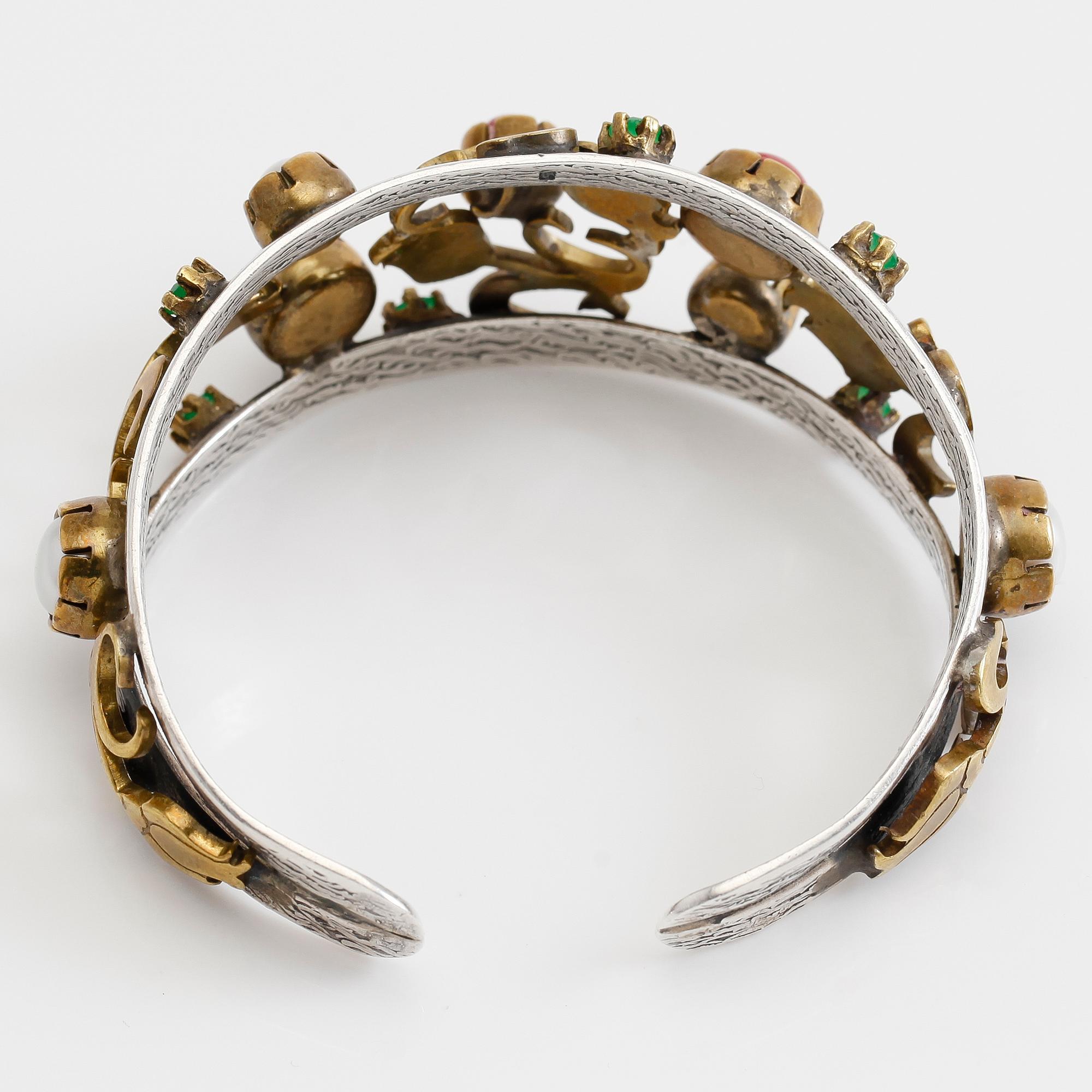 ARMBAND, sterlingsilver, pärlor samt olikfärgade stenar.